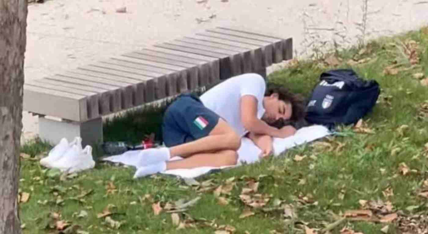 Olimpiadi di Parigi 2024, Thomas Ceccon beccato a dormire in un parco: "In hotel troppo caldo"