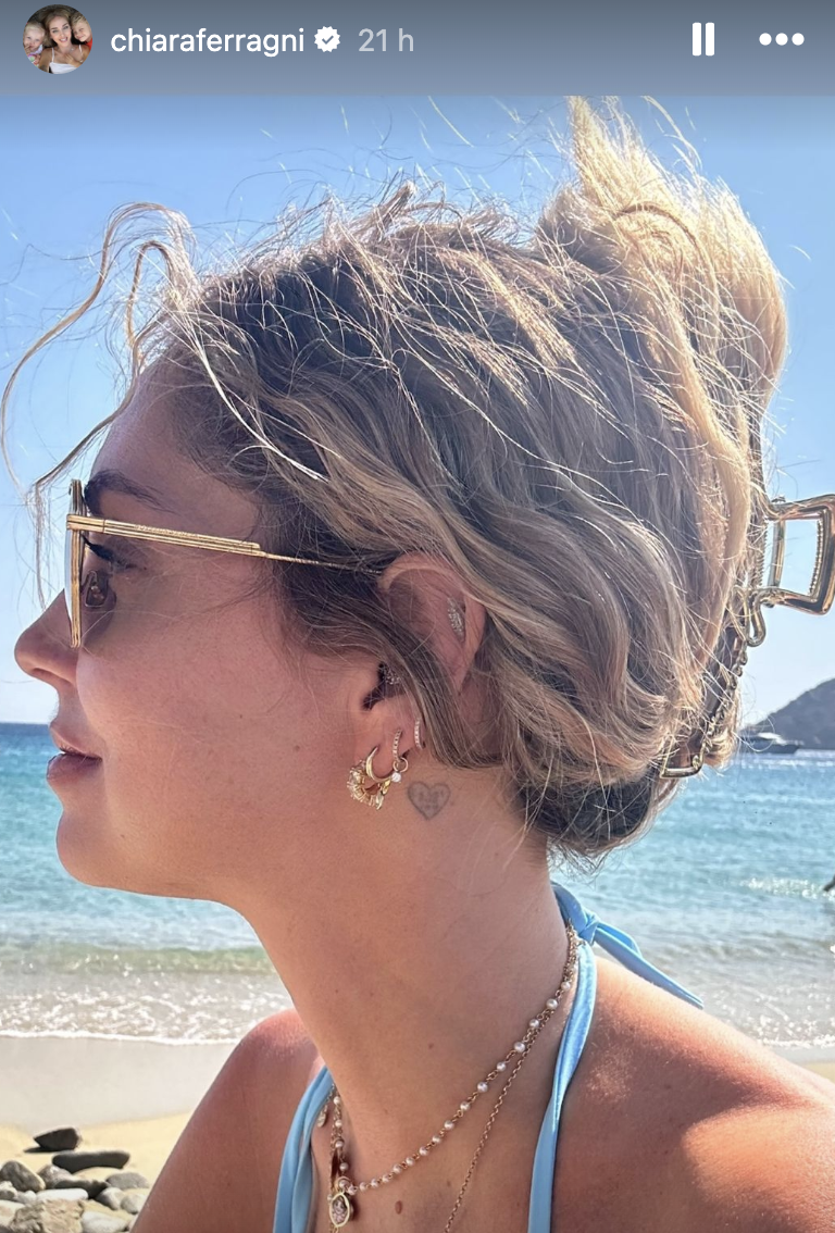 Chiara Ferragni si mostra al Naturale: ecco il suo nuovo look da vacanza | Capelli mossi e niente trucco