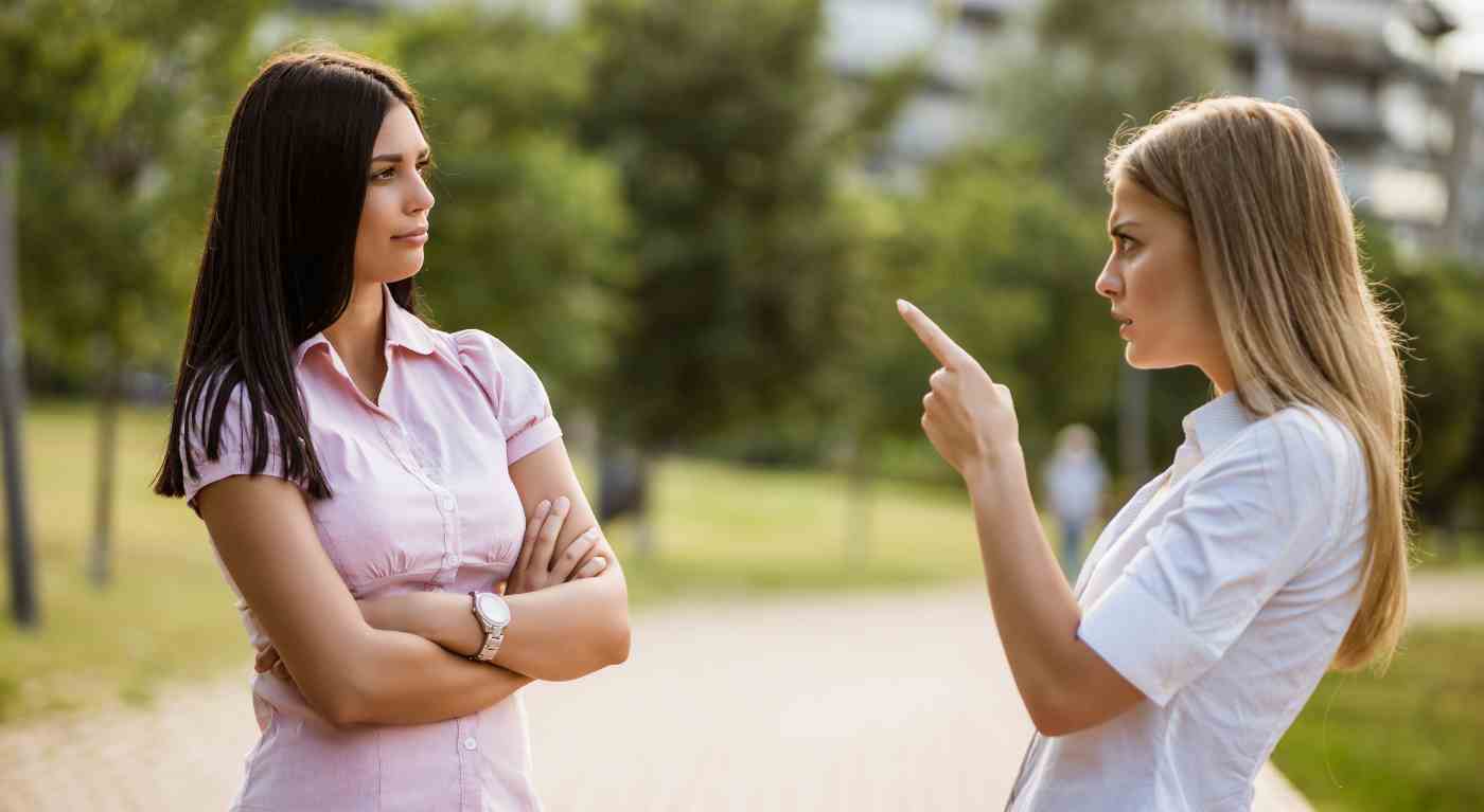 Rissa tra mamme davanti scuola