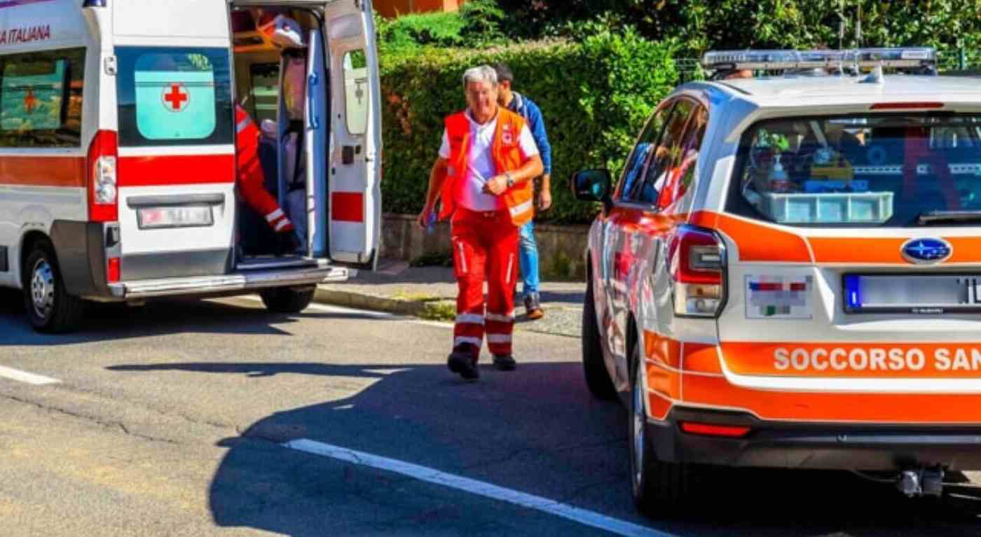 Fa retromarcia e investe la moglie: tragedia domestica, la donna è morta