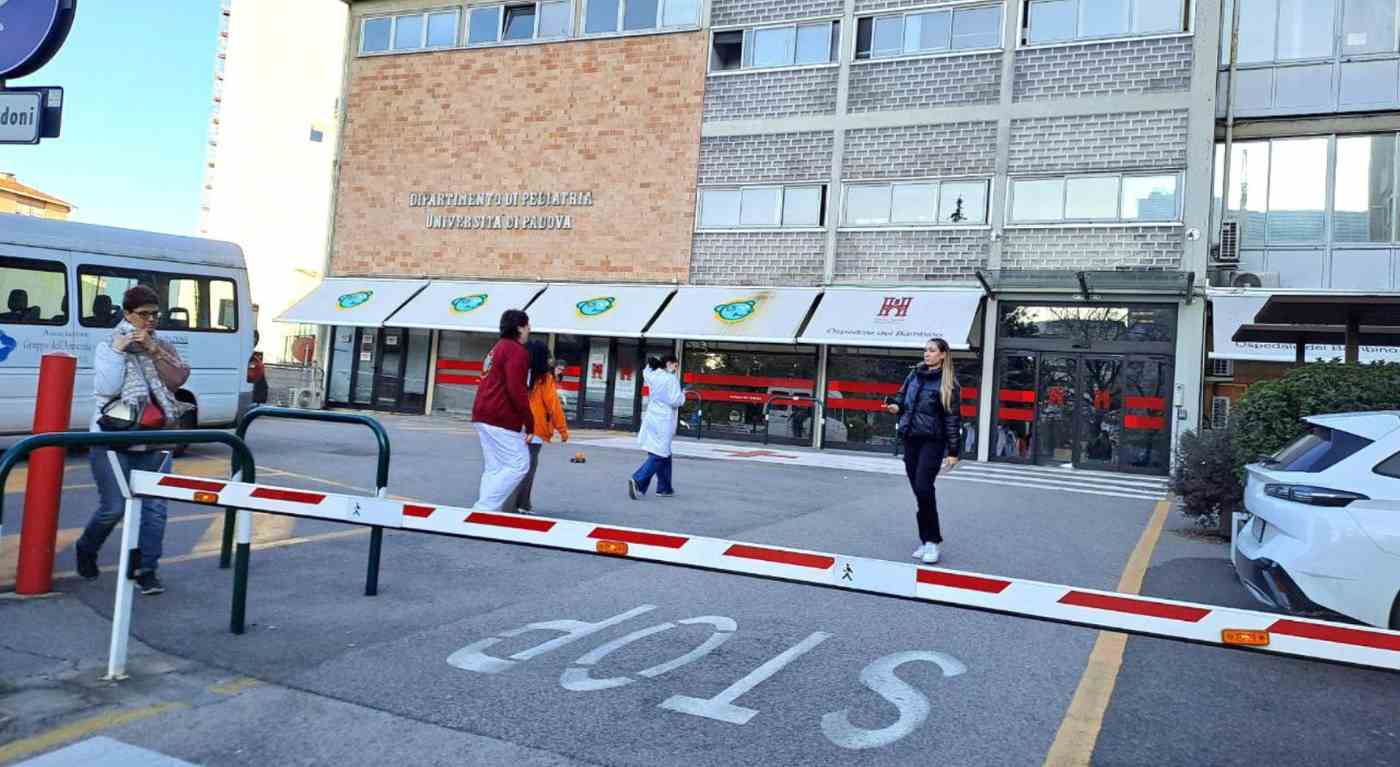 giovane padre arrestato per sevizie contro il figlio neonato