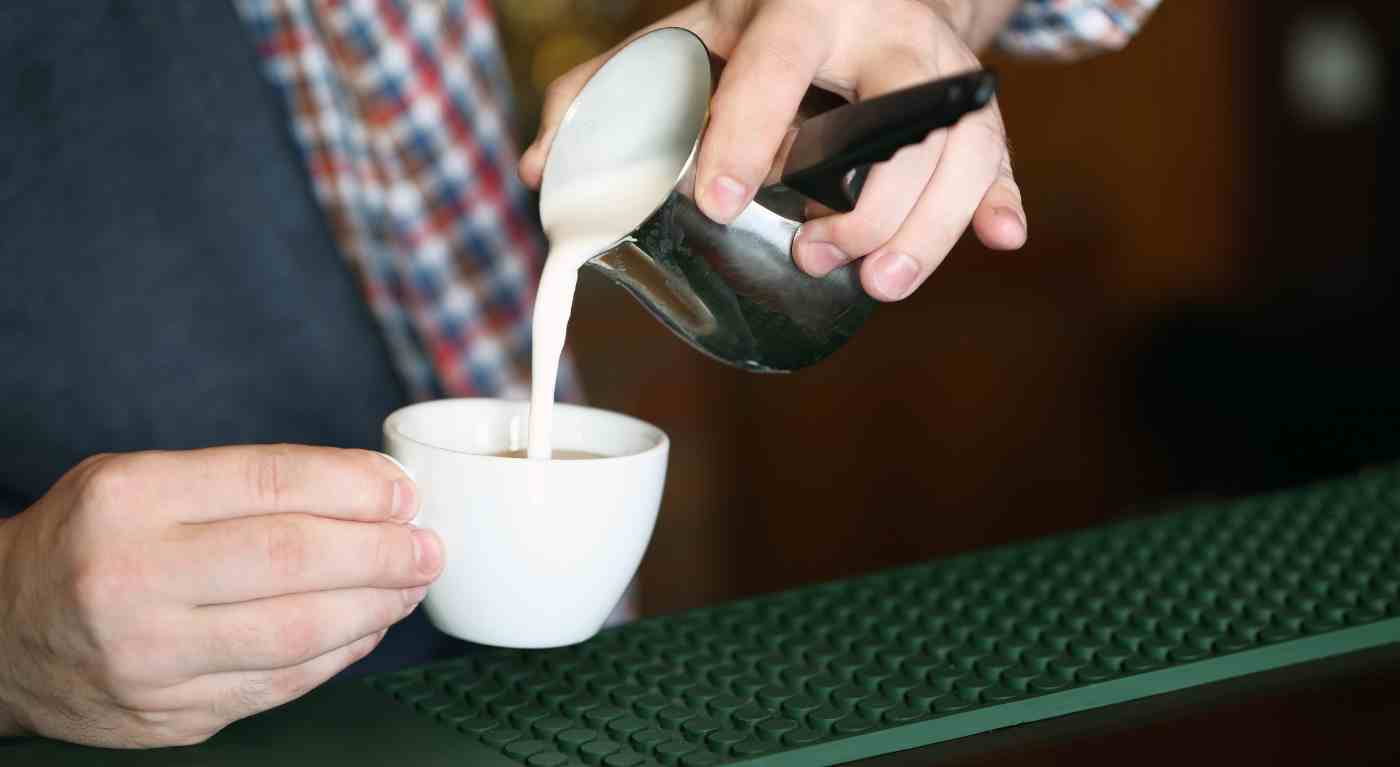 Caffè e cappuccino al bar